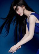 坐正在她的角度问题